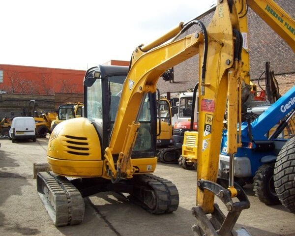Mini-pelle d’occasion JCB 8045 ZTS (2007) – 4,75T – Moteur Perkins 33 kW