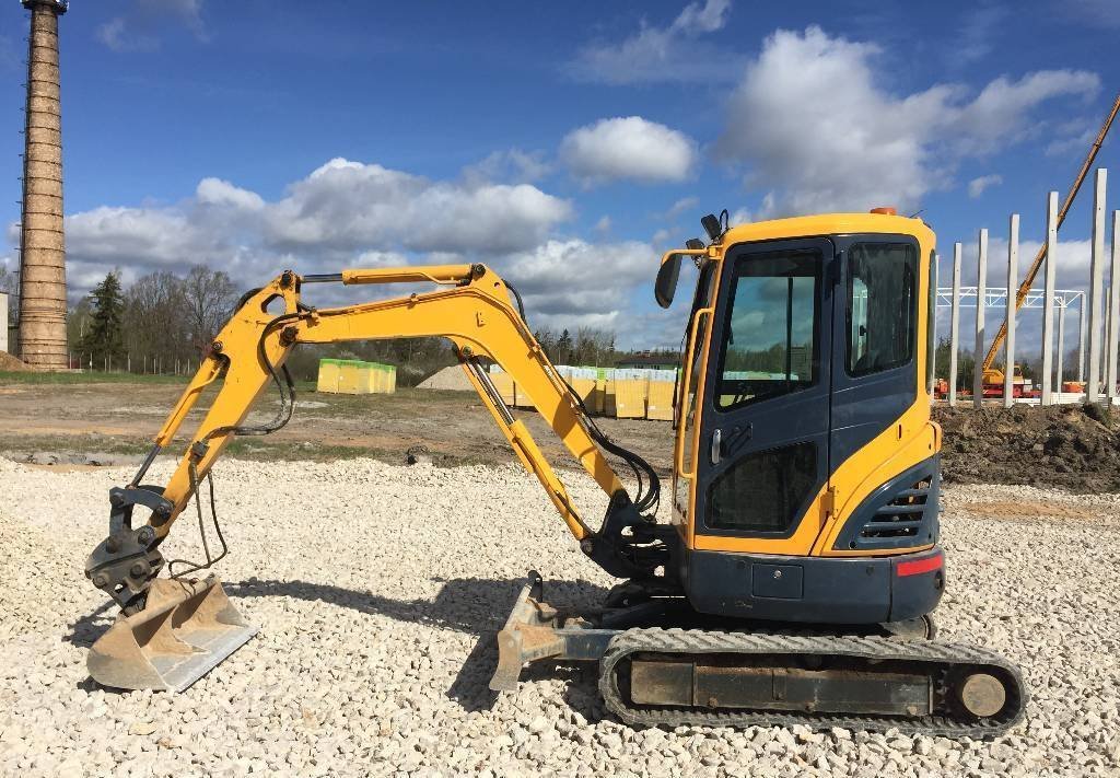 Hyundai-Robex-27Z-9-006 Mini-Pelle Hyundai Robex 27Z-9 d’Occasion (2011) – 2,8T avec 3 Godets – Image 1