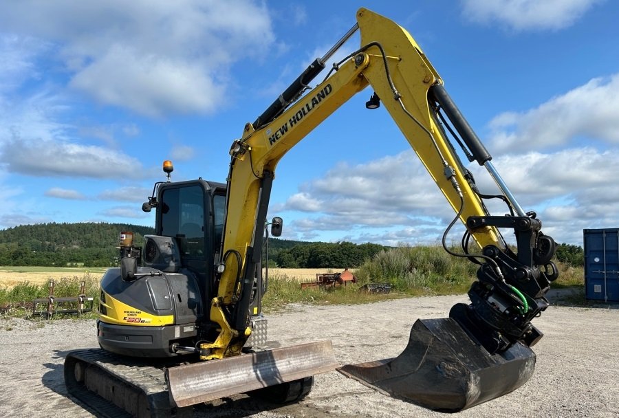 New-Holland-E50B-004 Mini-pelle d’occasion New Holland E50B SR (2012) – 5,1T + Remorque – Image 1