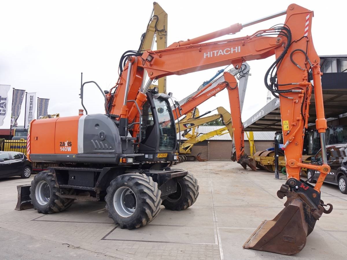 PELLE-Hitachi-ZX140W-03 Pelle sur pneus Hitachi ZX140W 2008 – 14,7T – 5410h – Occasion – Image 1